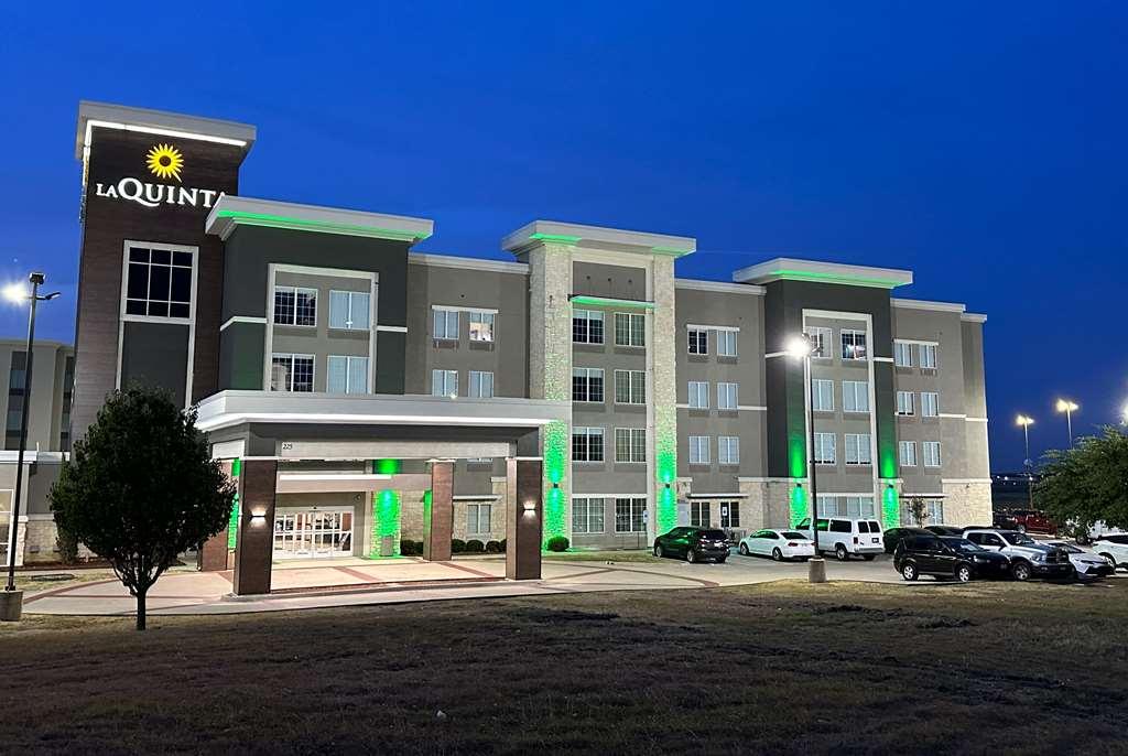 La Quinta Inn & Suites By Wyndham Ft Worth-Берлесон Экстерьер фото