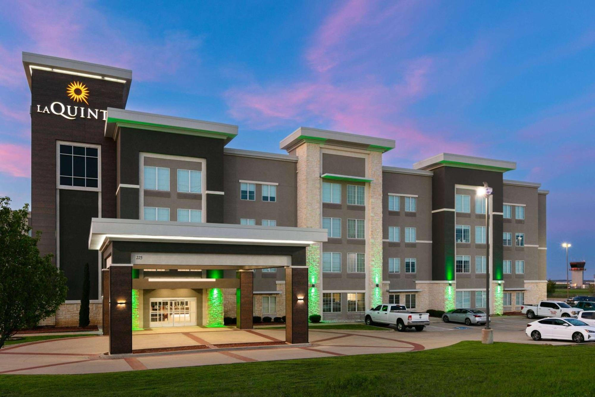La Quinta Inn & Suites By Wyndham Ft Worth-Берлесон Экстерьер фото
