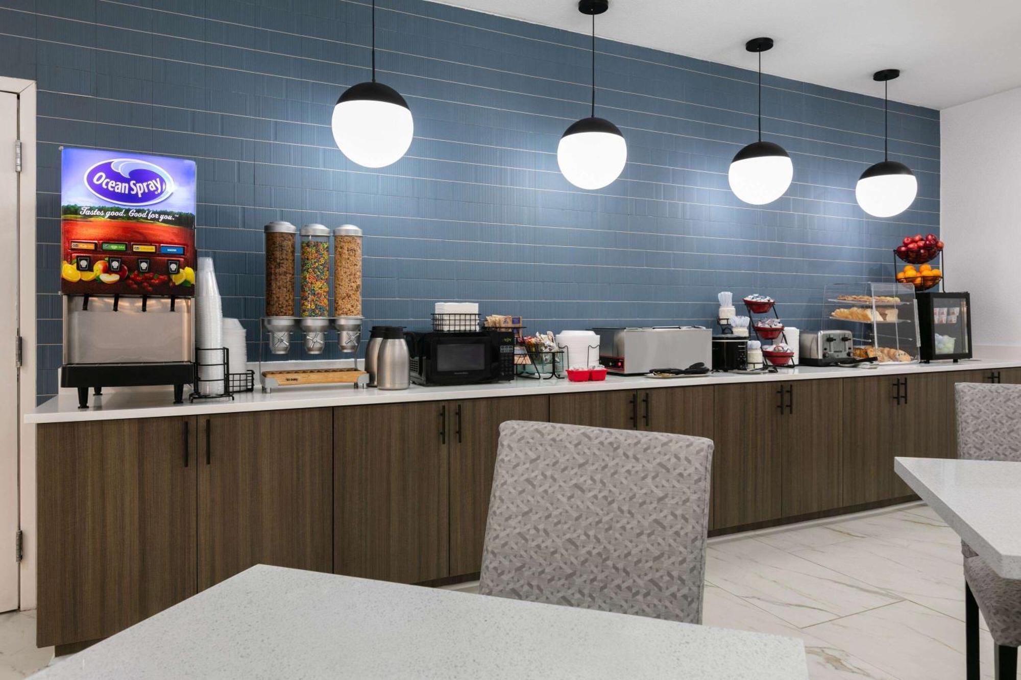 La Quinta Inn & Suites By Wyndham Ft Worth-Берлесон Экстерьер фото